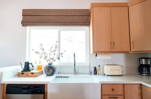 North Wawona House | Rare Stay Inside Yosemite NP: Luxury Cabin with Hot Tub, A/C, Wi-Fi