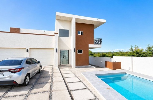 Hellshire Apartment | Relax in Style Modern Apartment with Balcony Overlooking the Pool