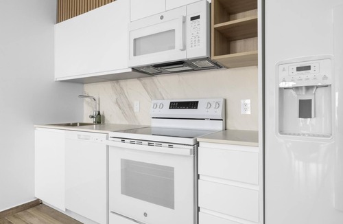 Palm Beach Condo | Relaxing 2BR2BA Condo w/Gym, Pool in Palm Beach!