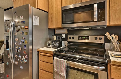 Forest Grove House | Relaxing Townhome w/ Patio: 25 Miles to Portland!