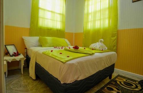 Soufriere House | River Breeze Villa, 5 minutes to beach and town