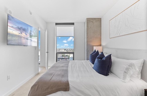 Hollywood Apartment | Rooftop Pool Modern 2BR, 2BA - Panoramic Hollywood views