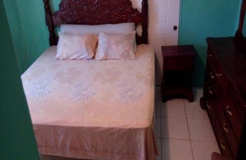 Falmouth House | Room With Queen Size Bed