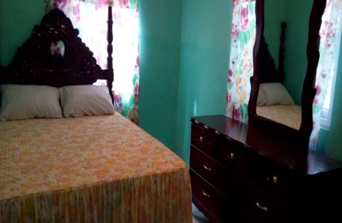 Falmouth House | Room With Queen Size Bed