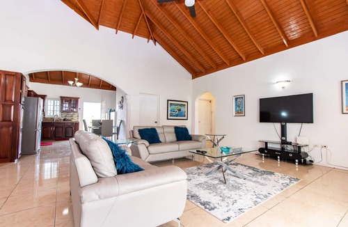 Runaway Bay Apartment | Runaway Bay Gem!