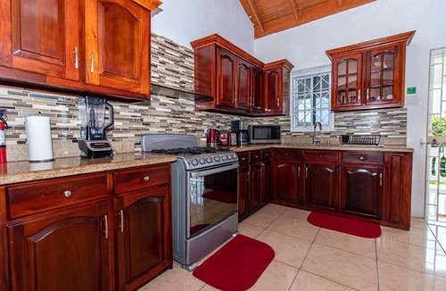 Runaway Bay Apartment | Runaway Bay Gem!