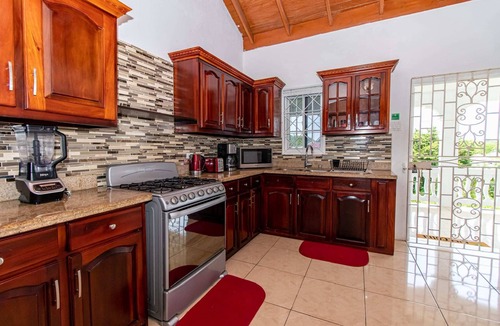 Runaway Bay Apartment | Runaway Bay Gem!