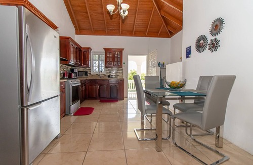 Runaway Bay Apartment | Runaway Bay Gem!