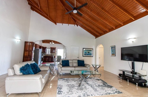 Runaway Bay Apartment | Runaway Bay Gem