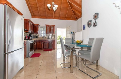 Runaway Bay Apartment | Runaway Bay Gem