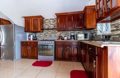 Runaway Bay Apartment | Runaway Bay Gem