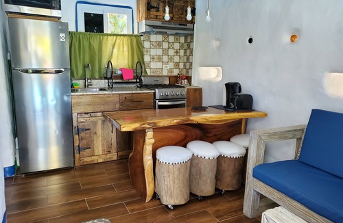 Runaway Bay Cottage | Rustic Cottage - A/C, Parking, Pool & Beach Access