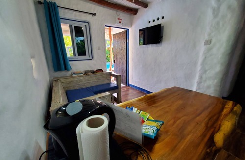 Runaway Bay Cottage | Rustic Cottage - A/C, Parking, Pool & Beach Access