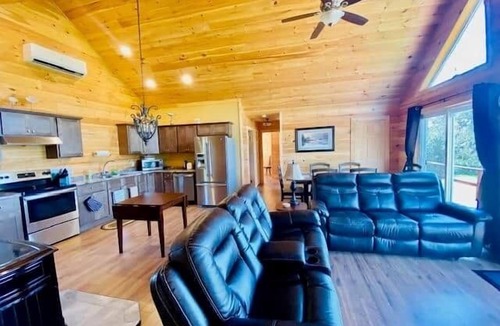 Mount Stewart House | Safe Harbour Vacation Lodge – Riverside Comfort, Kayaks & Outdoor Adventure
