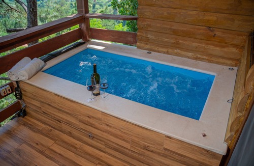 Jarabacoa Ski Chalet | Scenic and Coxy 2 Bedroom Chalet with Jacuzzi on Balcony