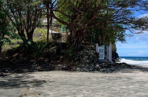 St. Patrick House | Secluded villa overlooking black sand beach