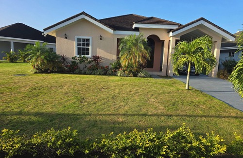 Boscobel House | Serene 2 Bedroom Villa in Gated Community with Solar, Wifi, A/C and Security