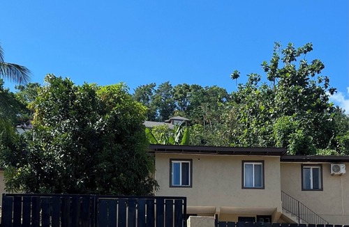 Constant Spring Apartment | Sleeps 9 4 Queen Beds Charming 2BR Apartment with AC & WiFi
