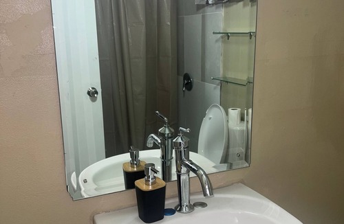 Constant Spring Apartment | Sleeps 9 4 Queen Beds Charming 2BR Apartment with AC & WiFi