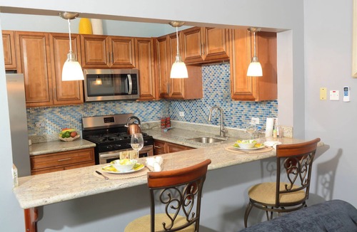 Runaway Bay Villa | Snowbird Friendly Retreat w/Seaview Balcony and Fast Wifi/AC