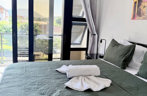 Barbican Apartment | Somerton Escape with Rooftop Pool in Barbican