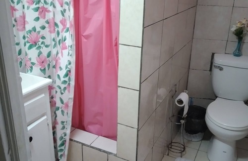 Charlotte House | Spacious 6-bedroom apartment with AC, WiFi in tranquil Castriesn