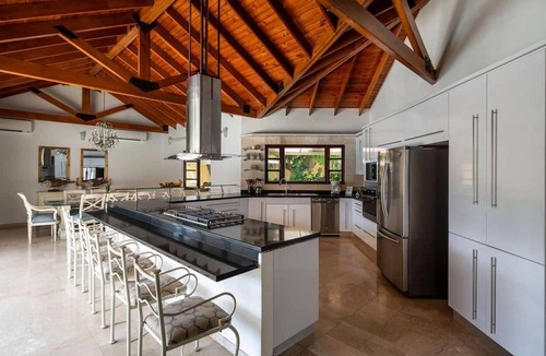 Opal House | Spacious 6-bedroom house in lovely Noord, near the best beaches and hotel areas
