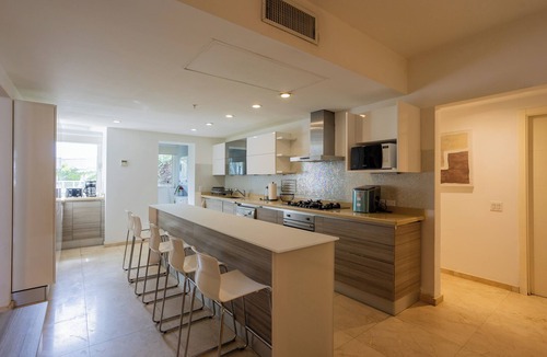 Washington Apartment | Spacious and modern 4-bedroom condo ground level