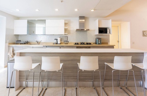 Washington Apartment | Spacious and modern 4-bedroom condo ground level