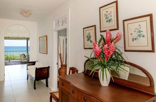 Runaway Bay Villa | Spanish Cove Beach House