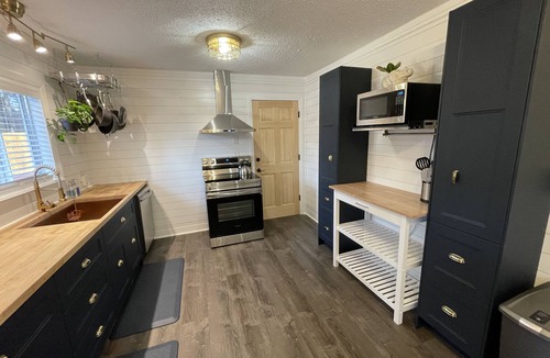 Tigard House | Spectacular Choice: Sleeps 6, Your Dog Welcome Too