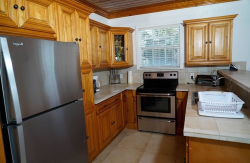 Spanish Wells Apartment | Starfish Cottage. FREE Golf Cart Included. Just 2 minute walk to the Beach