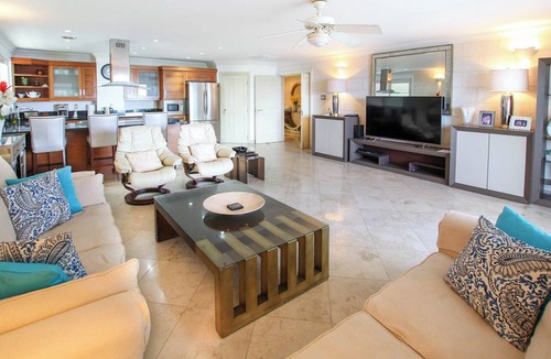 Old Trees Bay Apartment | Stunning Beachfront Condo on Payne's Bay