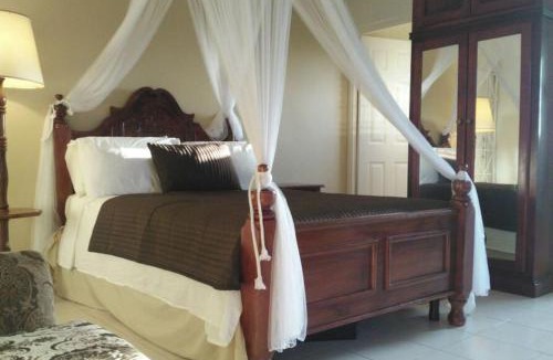 Ocho Rios Apartment | Stylish studio apt AC, Balcony, Parking, Pool