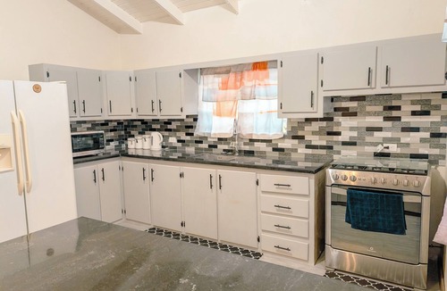 Seatons House | Suite Little Coconut: Cozy modern 1BR/1BA house in Antigua with AC