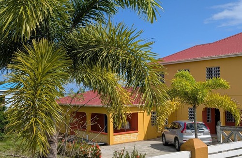 Seatons House | Suite Little Coconut: Cozy modern 1BR/1BA house in Antigua with AC