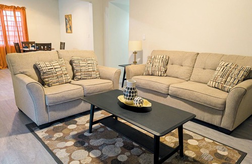 Seatons House | Suite Little Coconut: Cozy modern 1BR/1BA house in Antigua with AC