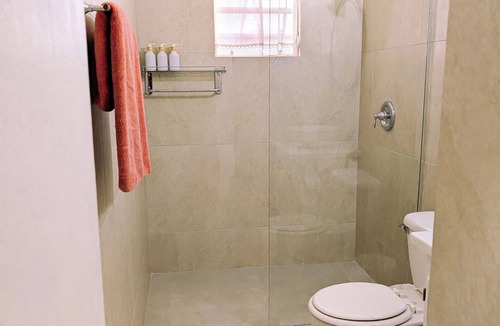 Seatons House | Suite Little Coconut: Cozy modern 1BR/1BA house in Antigua with AC