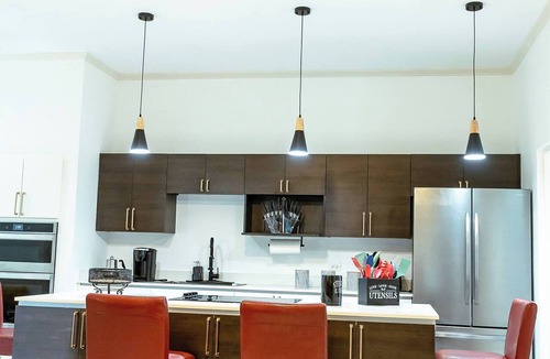 IronShore Estates Condo | Summer Escape-2BR Apt-Pool-7 Min Airport-Pool