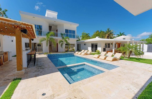 Urbanizacion Tavarez Villa | Summer Group Getaway | 7BR Villa w/Pool in Sosua