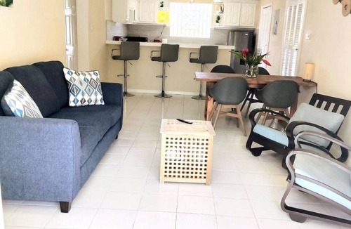 Thombury Hill Apartment | Sunny 2 bedroom Oasis with Pool