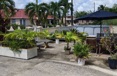 Thombury Hill Apartment | Sunny 2 bedroom Oasis with Pool