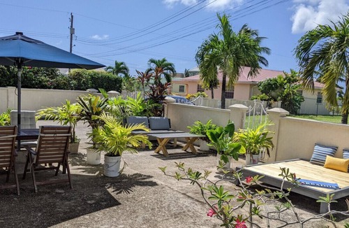Thombury Hill Apartment | Sunny 2 bedroom Oasis with Pool