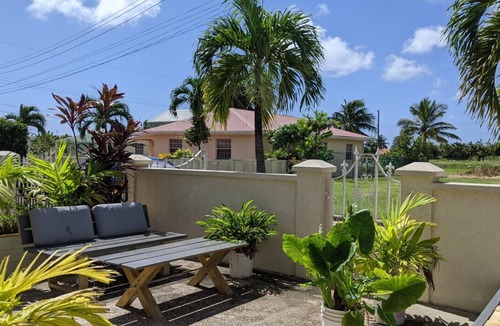 Thombury Hill Apartment | Sunny 2 bedroom Oasis with Pool