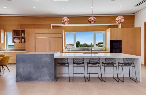 Ocean Point House | TC Villas -Ocean Breeze -Luxury Waterfront w. Pool, Gym, Games Room
