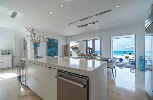 Alice Town House | The Bahamas Beachfront Dream: Beach, Pool & Docking
