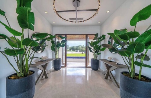 Alice Town House | The Bahamas Beachfront Dream: Beach, Pool & Docking