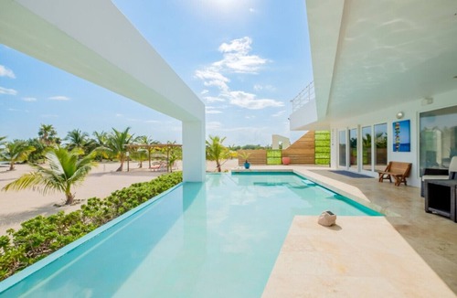 San Pedro Villa | The Fox Villa - Waterfront, 2 Private Pools, Own Boat & Captain, Free Shuttle