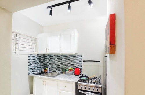 Camperdown Apartment | The Kingston Vista Suite - Central Cozy 1-Bedroom Apt in Kingston with AC