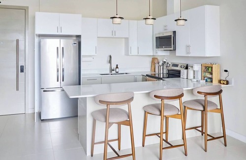 Beverly Hills Apartment | The Mahoe: Modern 2BR Kgn Apartment with Rooftop Pool, Gym & Mountain Views